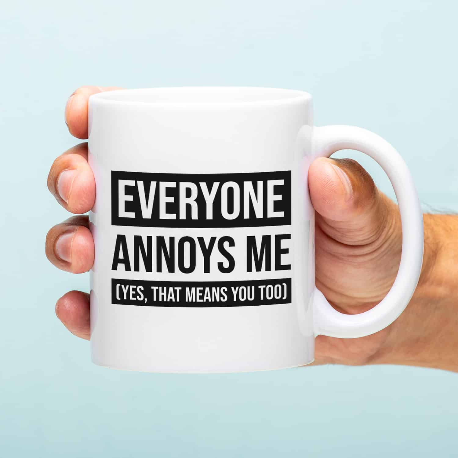 Mok met Tekst ‘’Everyone annoys me’’ | Materiaal: Keramiek | 33 cl | Mok met Tekst | Koffie Mok | Grappige Cadeau | Vaatwasser bestendig | Humor | Mok met grappige tekst