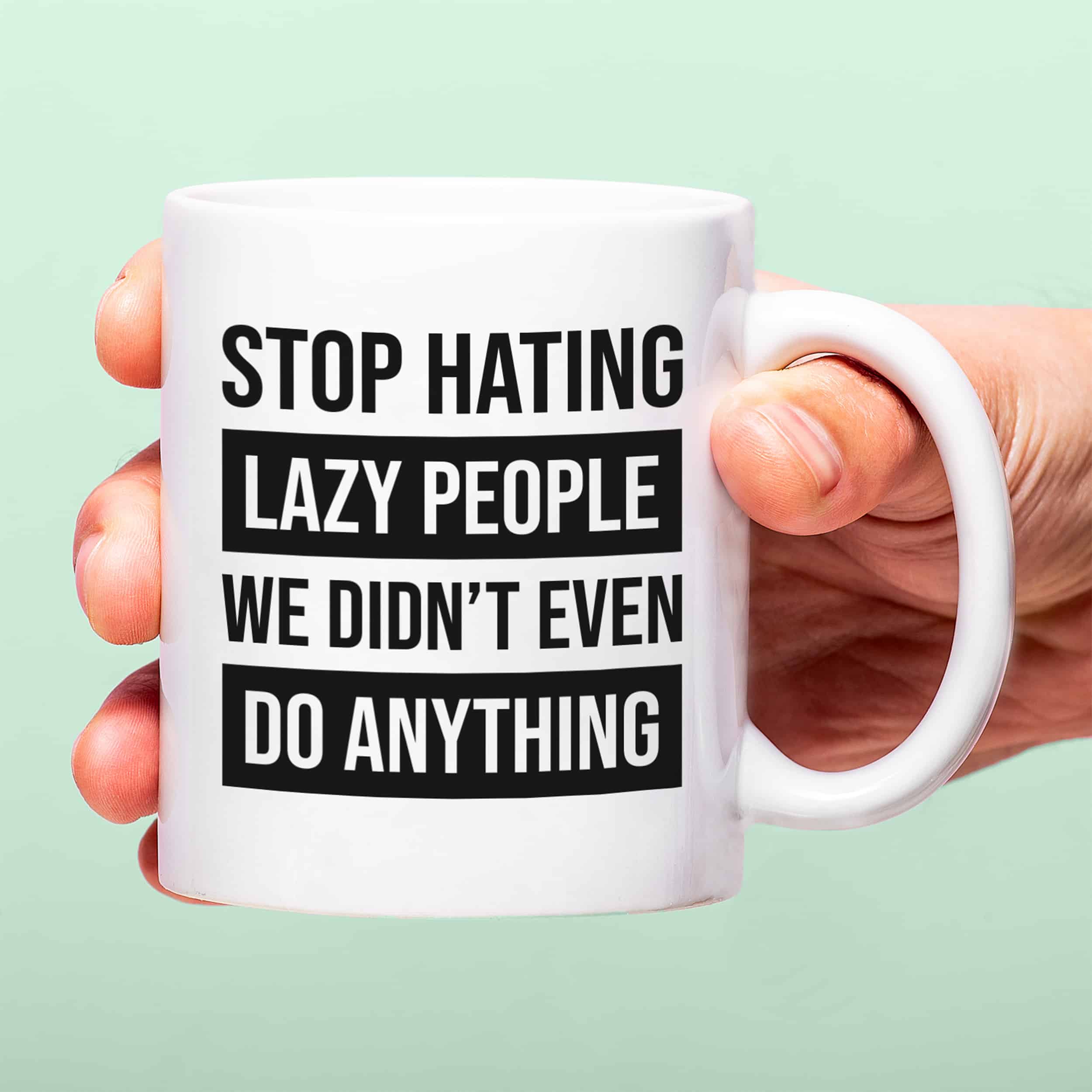 Mok met Tekst ‘’Stop hating lazy people’’ | Materiaal: Keramiek | 33 cl | Mok met Tekst | Koffie Mok | Grappige Cadeau | Vaatwasser bestendig | Humor | Mok met grappige tekst