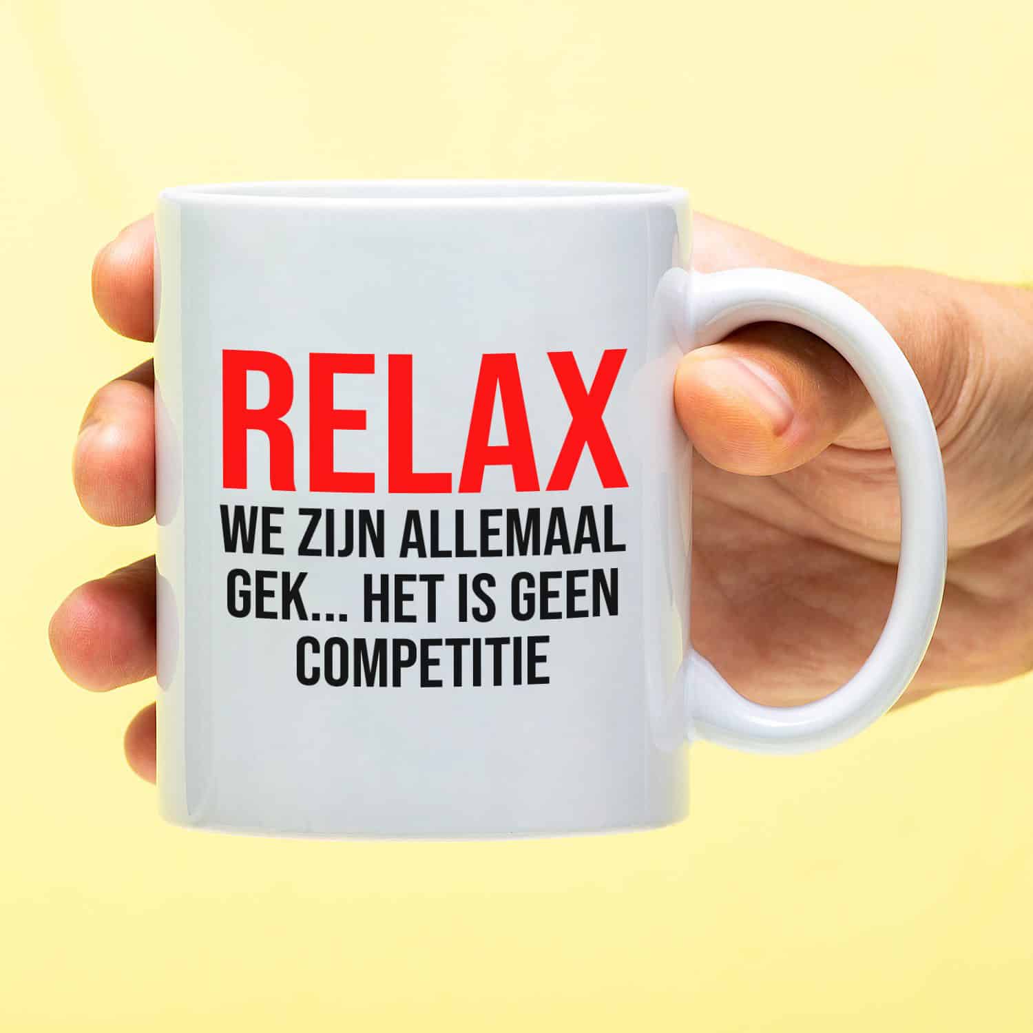 Mok met Tekst ‘’Relax we zijn allemaal gek’’ | Materiaal: Keramiek | 33 cl | Mok met Tekst | Koffie Mok | Grappige Cadeau | Vaatwasser bestendig | Humor | Mok met grappige tekst