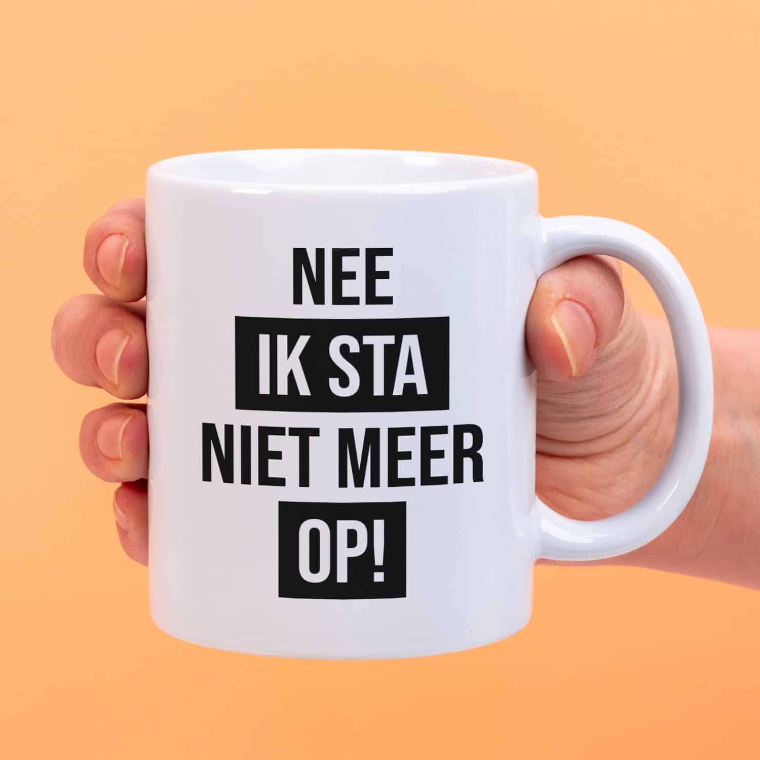 Mok met Tekst ‘’Nee ik sta niet meer op!’’ | Materiaal: Keramiek | 33 cl | Mok met Tekst | Koffie Mok | Grappige Cadeau | Vaatwasser bestendig | Humor | Mok met grappige tekst