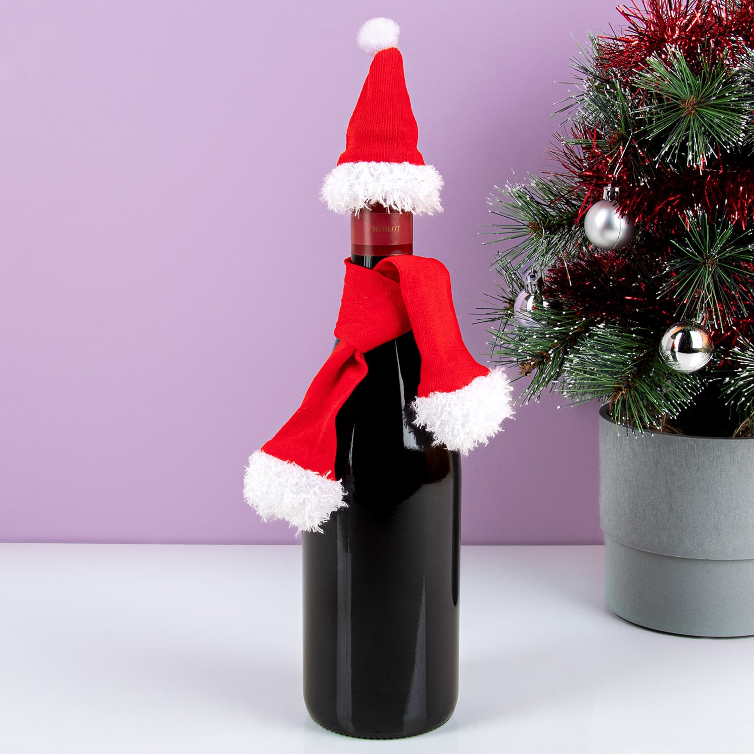 Kerstmuts en sjaal voor wijnflessen