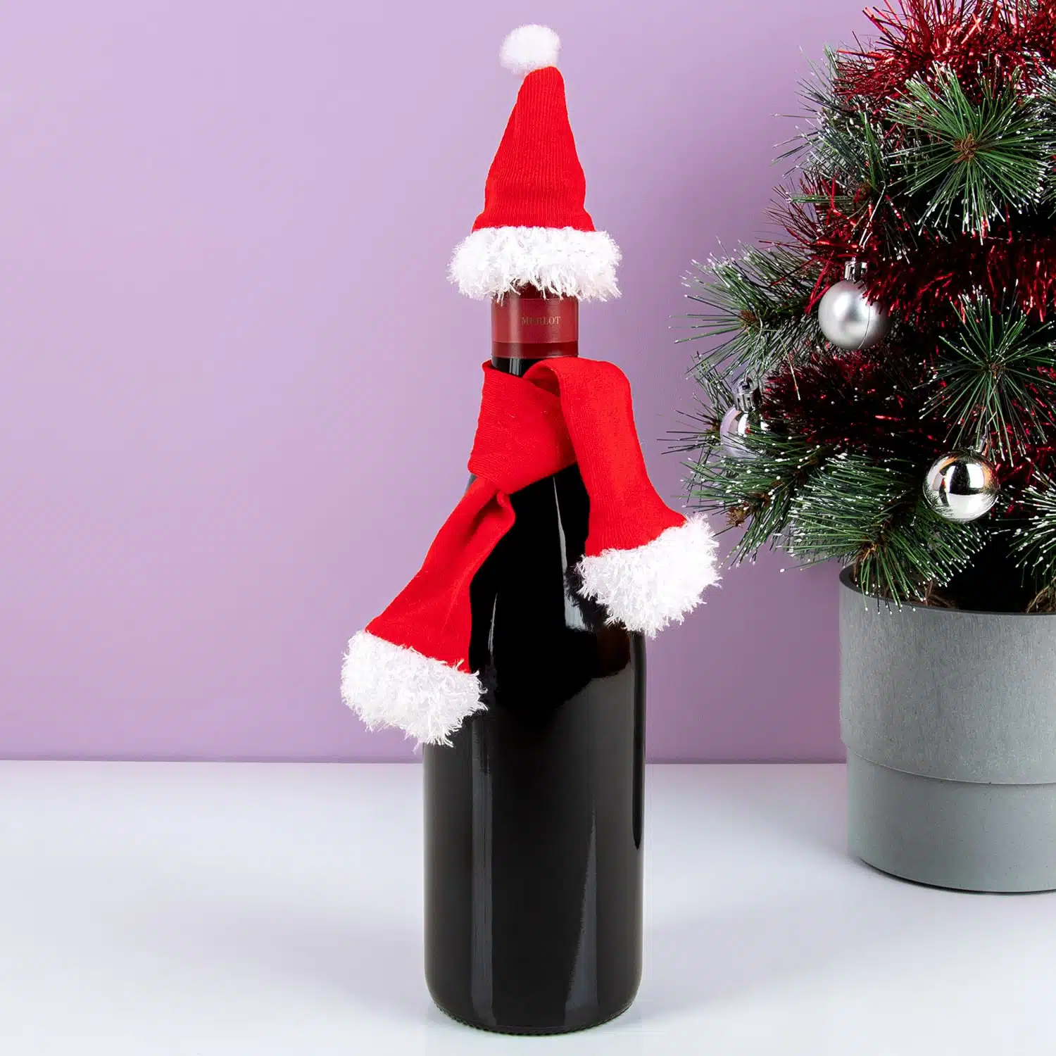 Kerstmuts en sjaal voor wijnflessen