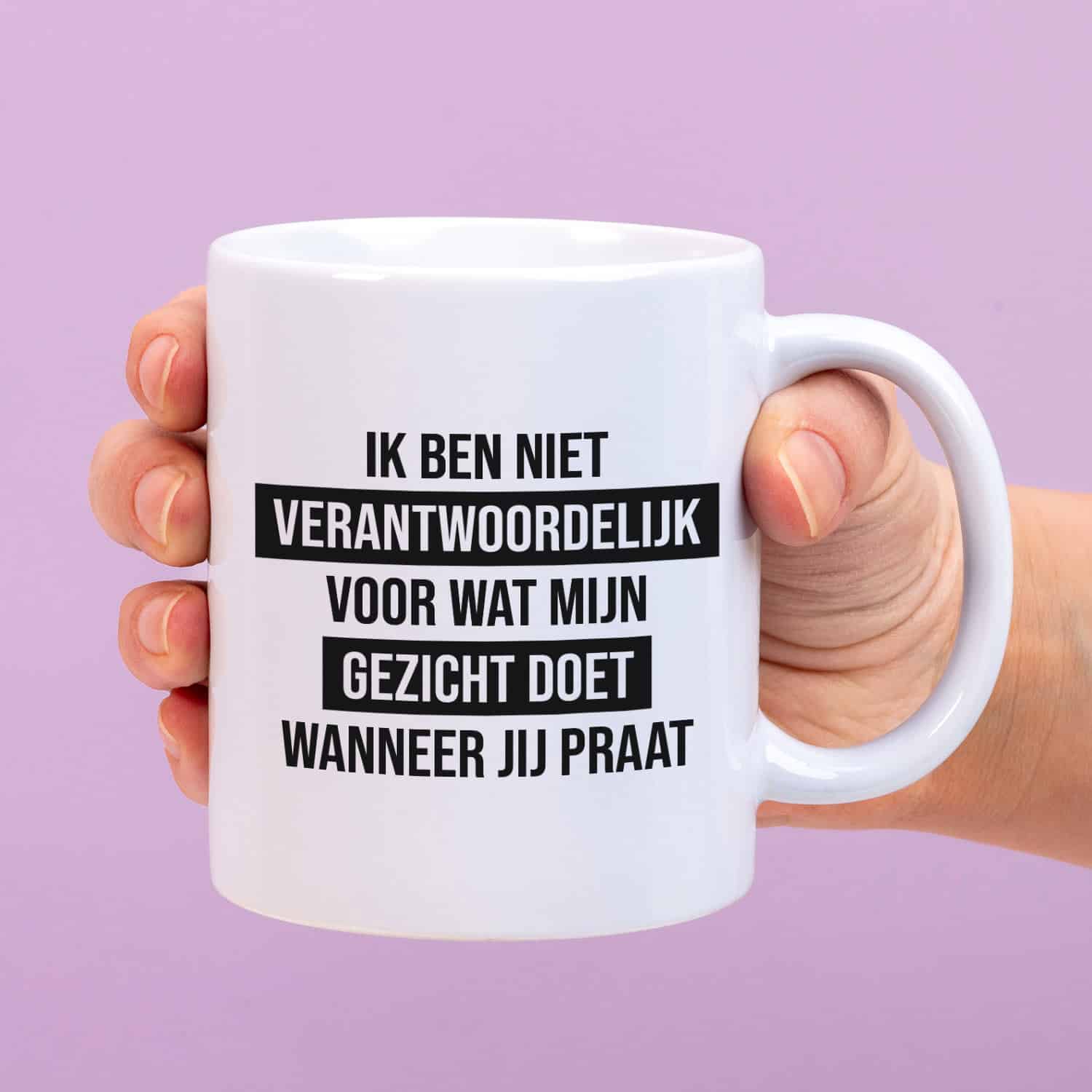 Mok met Tekst ‘’Ik ben niet verantwoordelijk’’ | Materiaal: Keramiek | 33 cl | Mok met Tekst | Koffie Mok | Grappige Cadeau | Vaatwasser bestendig | Humor | Mok met grappige tekst