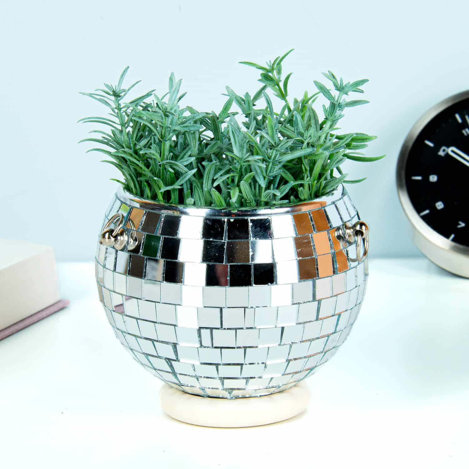 Discobal bloempot met standaard en ketting