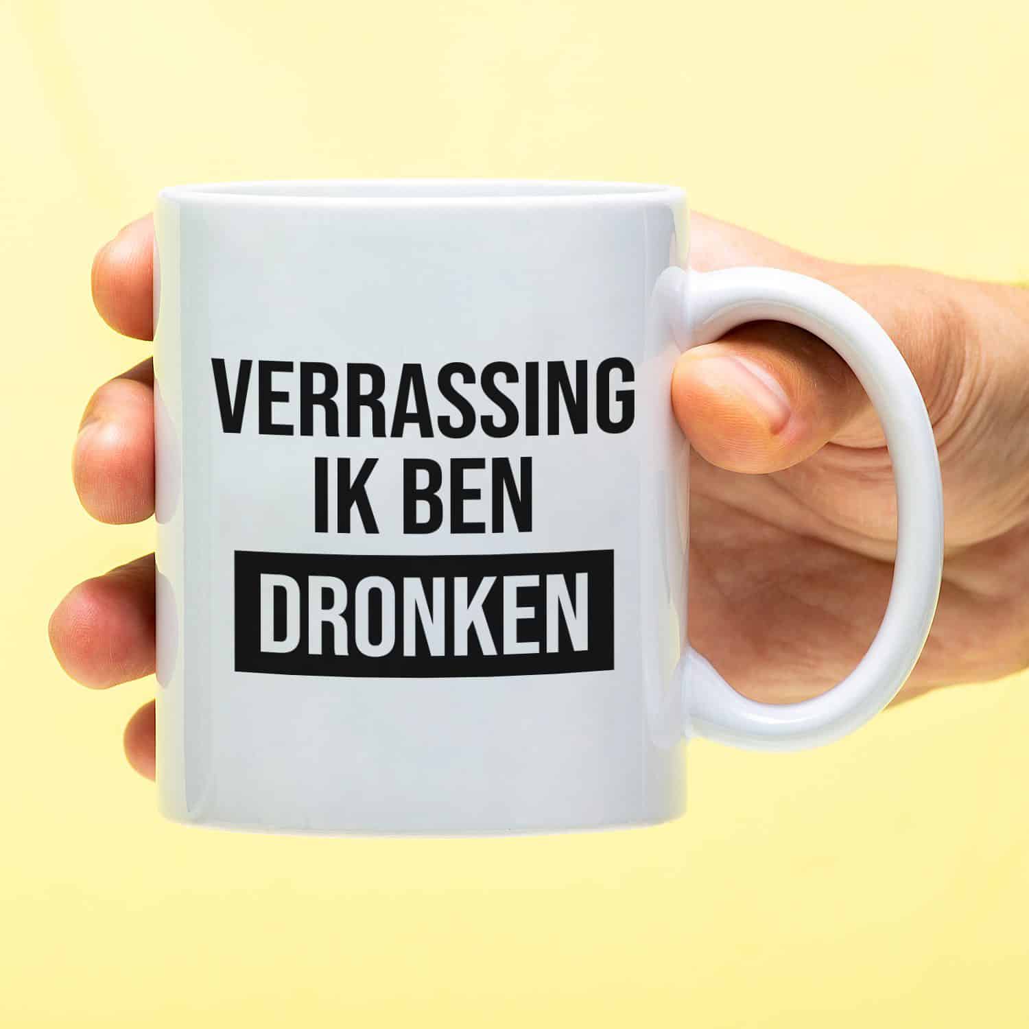 Mok met Tekst ‘’Verrassing ik ben dronken’’ | Materiaal: Keramiek | 33 cl | Mok met Tekst | Koffie Mok | Grappige Cadeau | Vaatwasser bestendig | Humor | Mok met grappige tekst