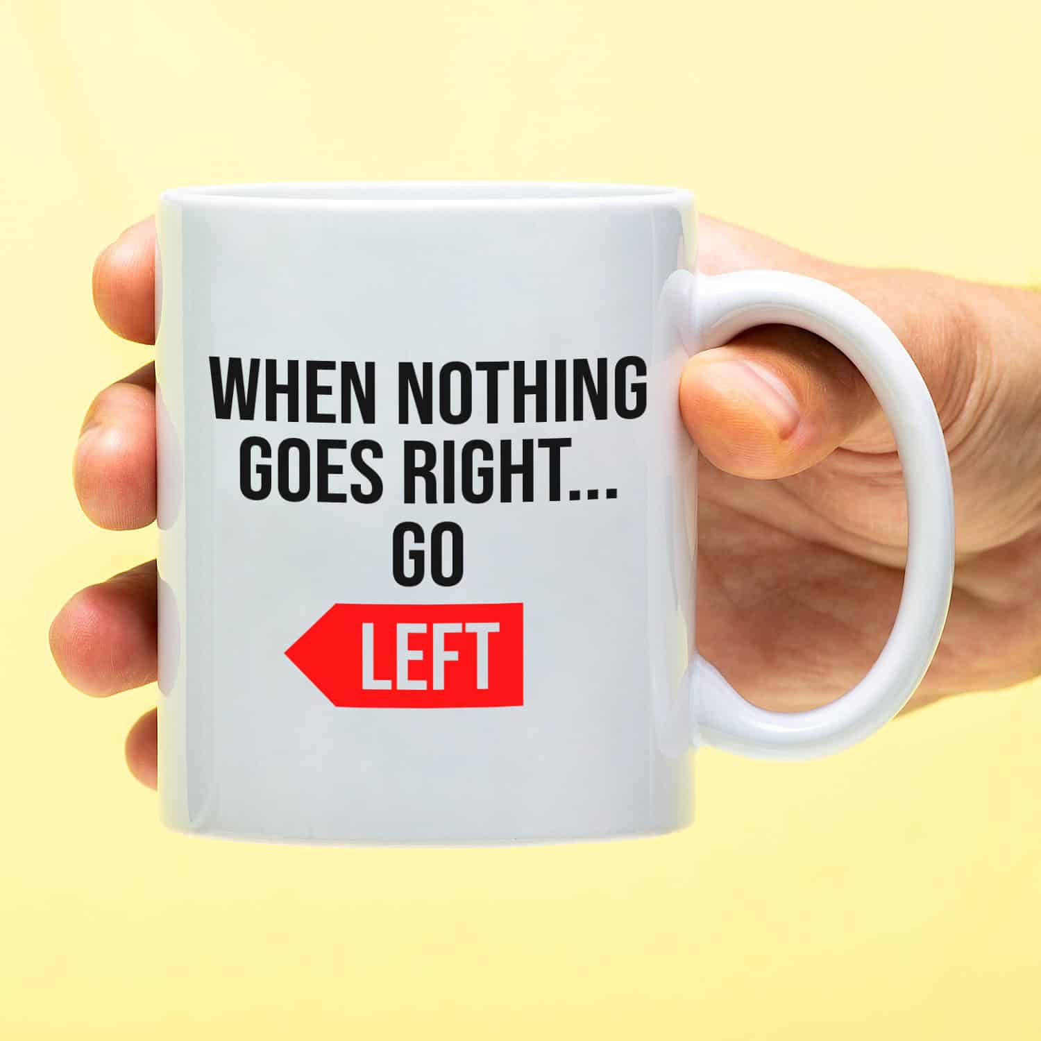 Mok met Tekst ‘’When nothing goes right... go left’’ | Materiaal: Keramiek | 33 cl | Mok met Tekst | Koffie Mok | Grappige Cadeau | Vaatwasser bestendig | Humor | Mok met grappige tekst