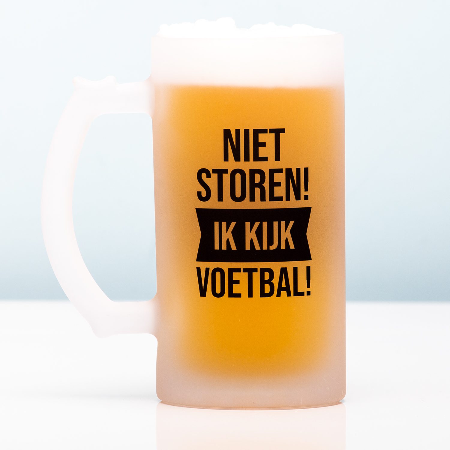 Niet storen, ik kijk voetbal bierpul