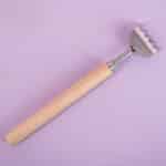 Uitschuifbare ruggenkrabber met houten handvat