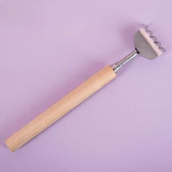 Uitschuifbare ruggenkrabber met houten handvat