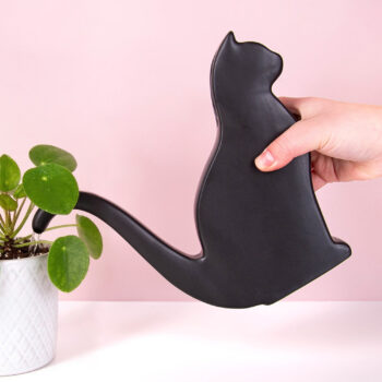 Zwarte kat gieter