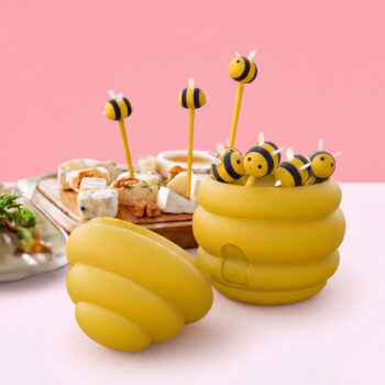 Bijen cocktailprikkers in bijenkorf